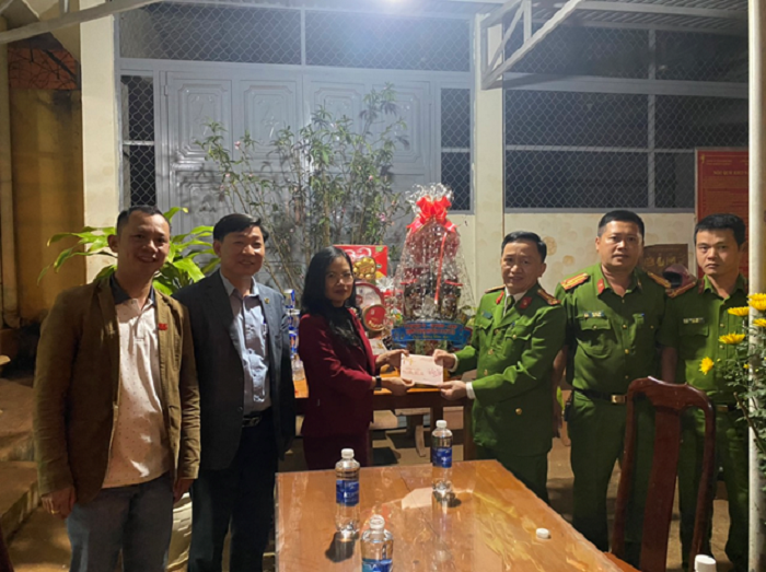 Lanh dao huyen den tham va tang qua cho Trung tam y te huyen 3